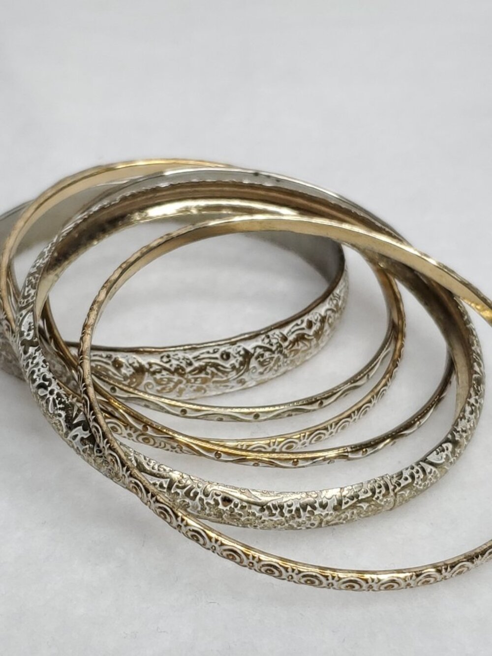 Vintage Etched Bangle Bracelet Lot Stackable Gold Tone White 8 1/4" - Picture 4 of 6